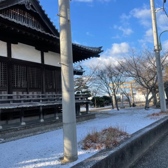 おはようございます🌵

凛とした空気の神社、真っ白な帽子をかぶったような車

小さな橋の上には、誰かが歩いた足跡や自転車の跡が。

少しずつ溶けていく雪も風情を感じます。
一瞬の「非日常」に少しびっくりした朝でした。

皆さんも、足元には気をつけてお過ごしください！
#向井燃料
#寒い
#雪景色