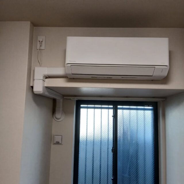 エアコン施工〜🔧
「ガス屋さんなのにエアコン？」と驚かれるかもしれませんが、エアコンも冷媒ガスを使ってます！
ガス漏れをさせないという点で実は同じ😊
アパートやマンション、戸建てにも取り付けています。🌳
#向井燃料
#エアコン